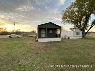 904 NW St John St in Topeka, KS - Building Photo