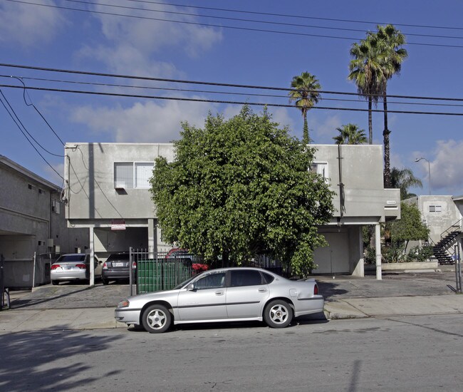 14668 Hubbard Ave in San Fernando, CA - Foto de edificio - Building Photo