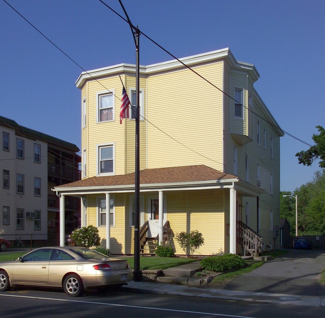 715 Grattan St in Chicopee, MA - Foto de edificio - Building Photo