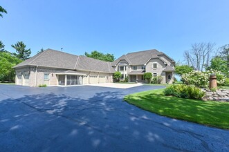 333 E Pioneer Rd in Mequon, WI - Foto de edificio - Building Photo