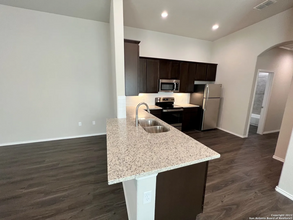 3412 Seguin Rd in Seguin, TX - Foto de edificio - Building Photo