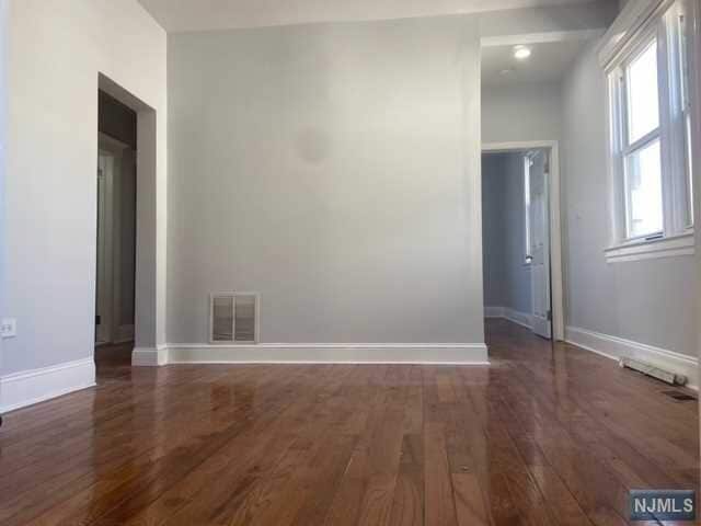 487 Summit Ave-Unit -1st floor in Fort Lee, NJ - Building Photo - Building Photo