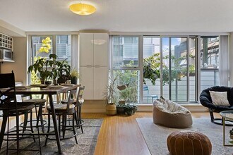 168 Powell St in Vancouver, BC - Building Photo - Building Photo