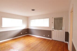 7030 Sharpview Dr in Houston, TX - Building Photo - Building Photo