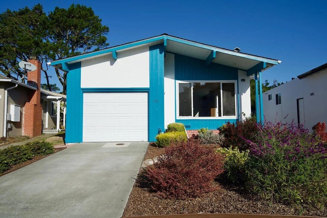 621 Forest Lake Dr in Pacifica, CA - Building Photo