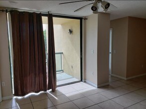 11750 SW 18th St, Unit 403 in Miami, FL - Building Photo - Building Photo