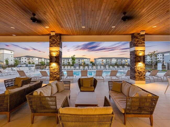 V2 Apartments in Ft. Myers, FL - Building Photo - Building Photo