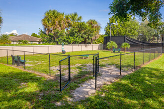 Bay Breeze Villas in Ft. Myers, FL - Foto de edificio - Building Photo