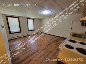 8 Overlook St in Northbridge, MA - Building Photo - Building Photo
