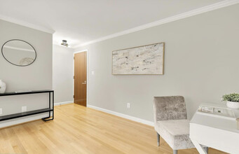 2725 39th St NW, Unit 309 in Washington, DC - Foto de edificio - Building Photo