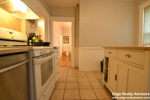 129 Brooks St, Unit 4 in Medford, MA - Building Photo
