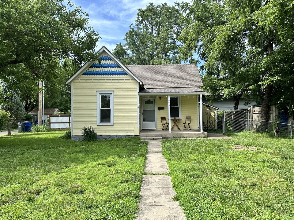 406 E 12th St in Lawrence, KS - Building Photo