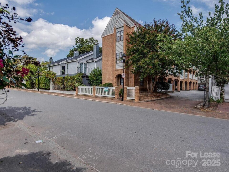 406 W 9th St in Charlotte, NC - Building Photo