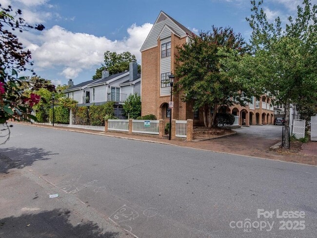 property at 406 W 9th St