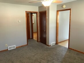 317 Myrtle Ave, Unit #1 in Iowa City, IA - Foto de edificio - Building Photo