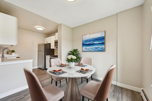 3300 Tamarac Apartments in Denver, CO - Foto de edificio - Building Photo
