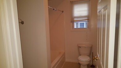 236 Washington St, Unit Apt. C in Morrisville, PA - Building Photo - Building Photo