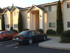 Warewood Village Apartments in Roseburg, OR - Building Photo - Building Photo