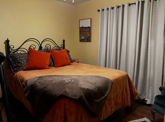 2 W Campus Ave. in Visalia, CA - Foto de edificio - Building Photo