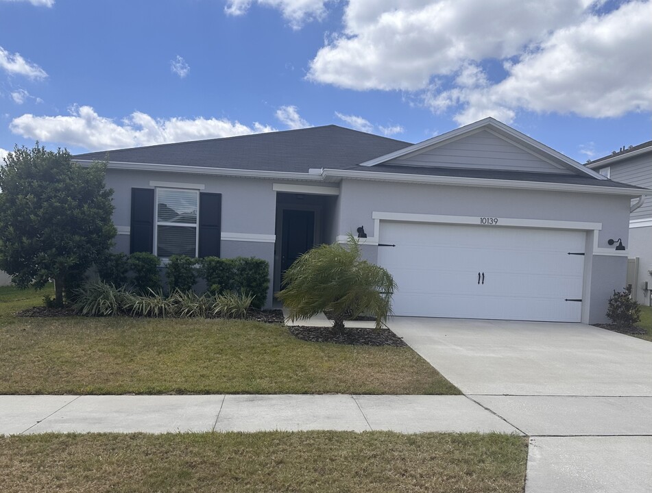 10139 Guthrie Dr in Clermont, FL - Foto de edificio