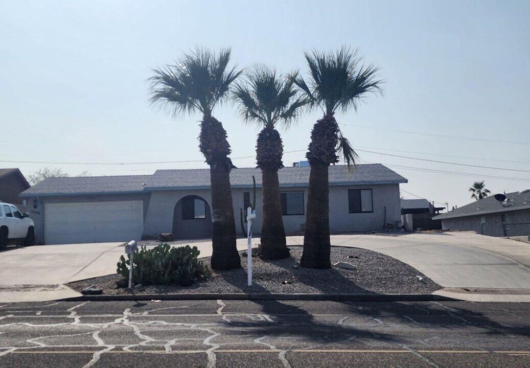 3098 McCulloch Blvd N in Lake Havasu City, AZ - Building Photo