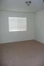 1407 W Burgundy Ct in Hanford, CA - Building Photo - Building Photo