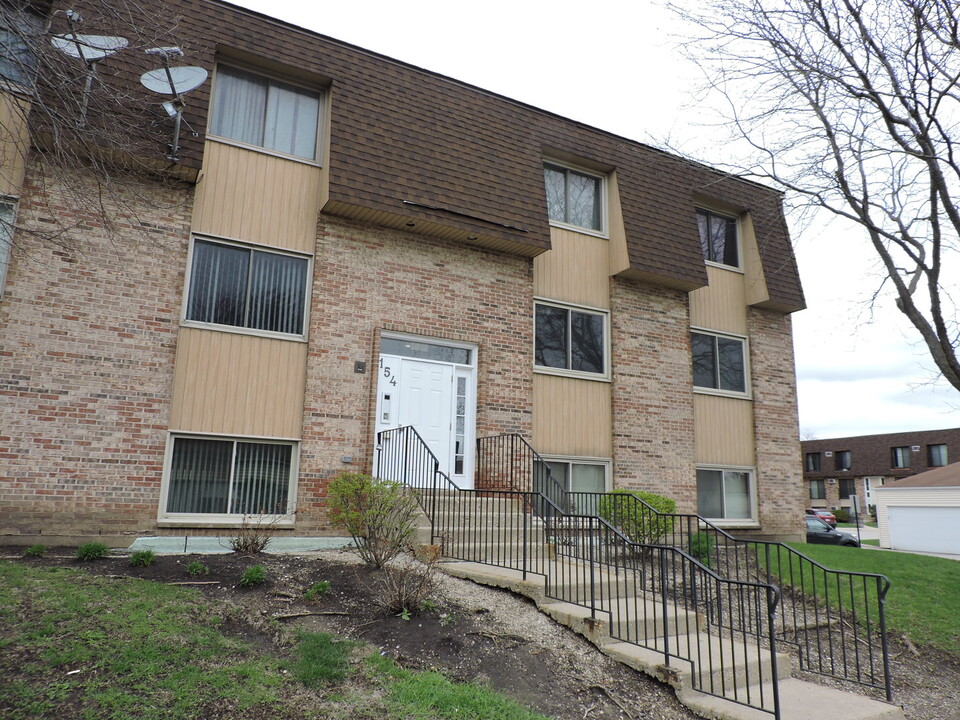 154 S Waters Edge Dr in Glendale Heights, IL - Building Photo