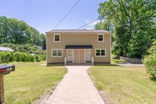 45 N Lake Ave in Southwick, MA - Building Photo