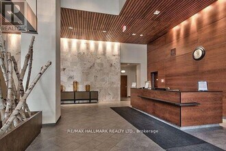 320 City Centre Dr in Mississauga, ON - Building Photo - Building Photo