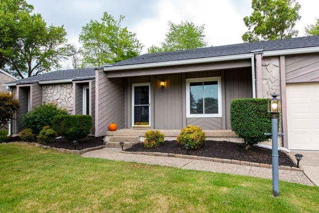 8015 Schroering Dr in Louisville, KY - Building Photo - Building Photo