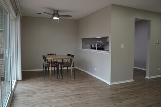 255 E Court of Shorewood in Vernon Hills, IL - Building Photo - Building Photo