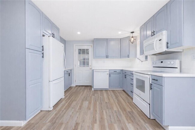 4 Longmeadow Ave in Middletown, RI - Building Photo - Building Photo