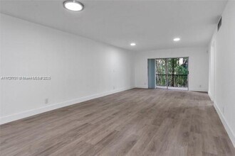 6201 N Falls Cir Dr in Lauderhill, FL - Building Photo - Building Photo