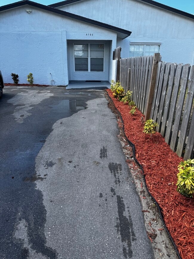 5793 S Rue Rd in West Palm Beach, FL - Building Photo - Building Photo