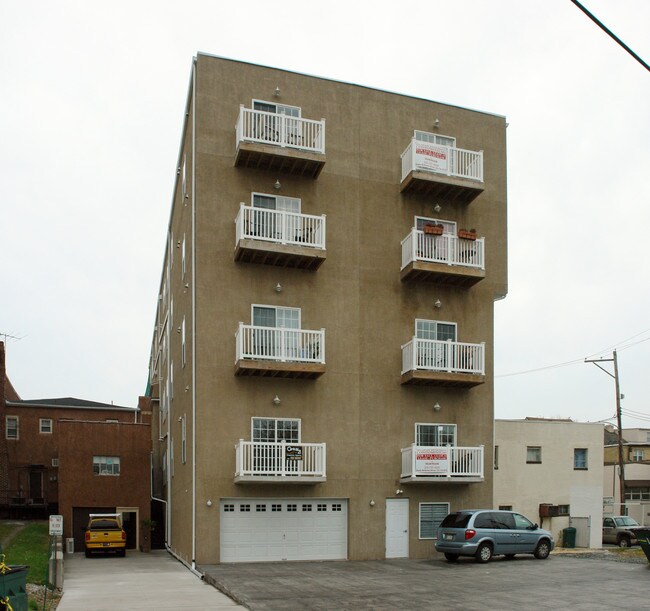 Delaware River Breeze Condominiums in Bristol, PA - Building Photo - Building Photo