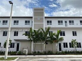 6453 NW 102nd Path in Doral, FL - Building Photo