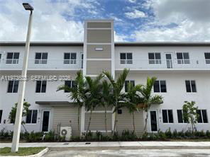 6453 NW 102nd Path in Doral, FL - Building Photo