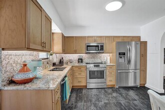 110 SW 5th St in Hallandale Beach, FL - Building Photo - Building Photo