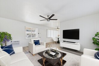 13060 Burbank Blvd. Apartments in Sherman Oaks, CA - Foto de edificio - Building Photo