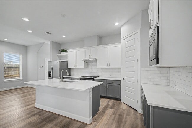 property at 911 W 35th St