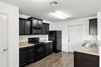 6031 Southern Vis in San Antonio, TX - Foto de edificio - Building Photo