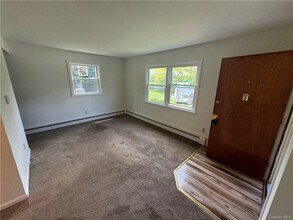 98 E Market St in Hyde Park, NY - Building Photo - Building Photo