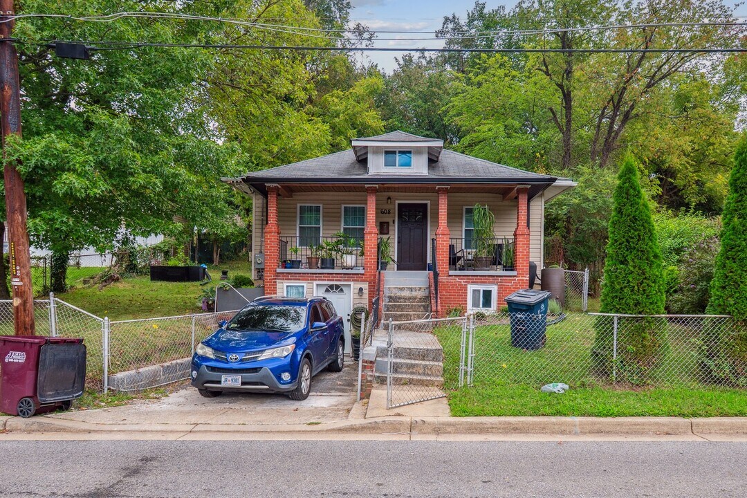 608 Opus Ave in Capitol Heights, MD - Building Photo