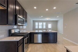 2024 Pecan Island Dr in Leander, TX - Foto de edificio - Building Photo