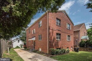 1121 N Taylor St, Unit A in Arlington, VA - Building Photo