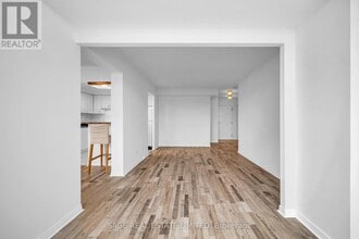 135 Hillcrest Ave in Mississauga, ON - Building Photo - Building Photo