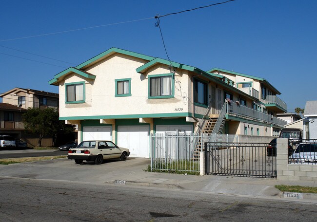 11539 Menlo Ave in Hawthorne, CA - Foto de edificio - Building Photo