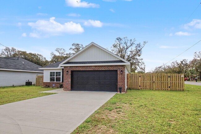 197 W 1st Ave in Crestview, FL - Building Photo - Building Photo