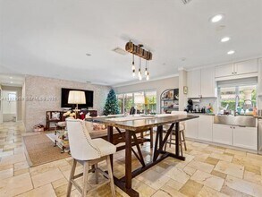 6300 SW 48th St in Miami, FL - Foto de edificio - Building Photo