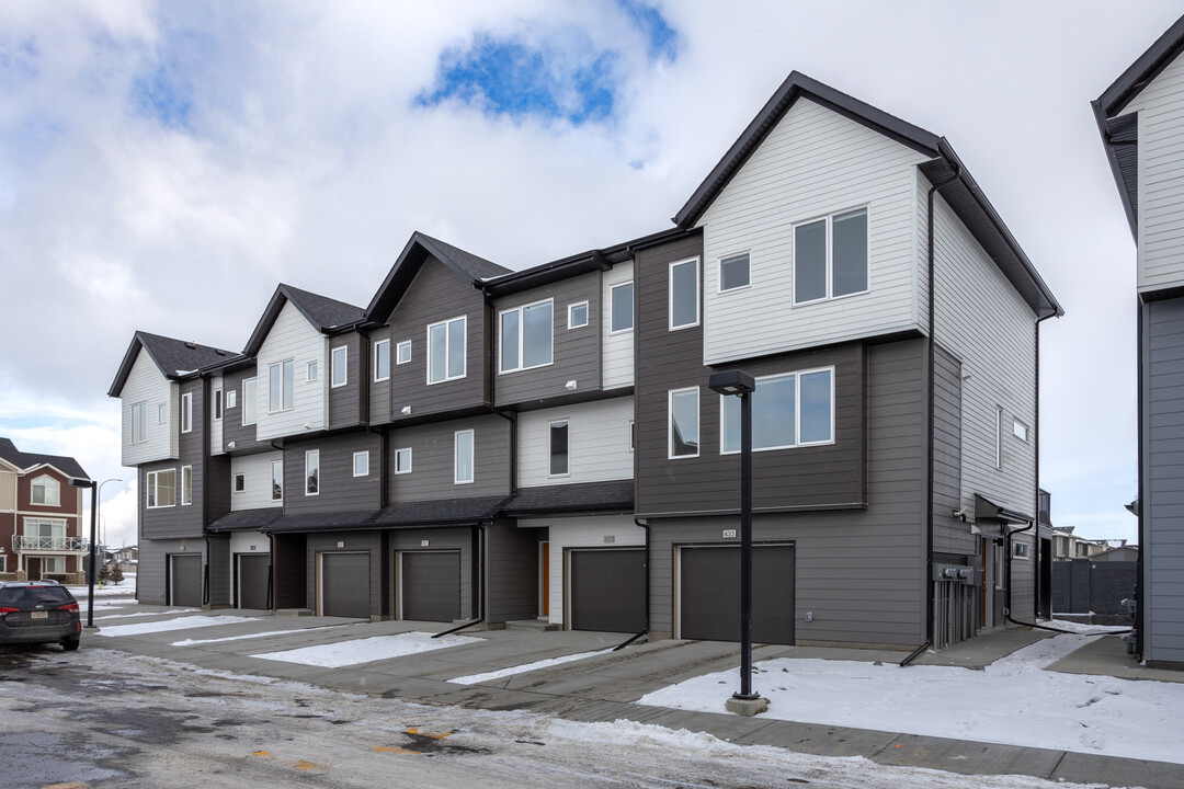 207 Skyview Ranch Way NE in Calgary, AB - Building Photo